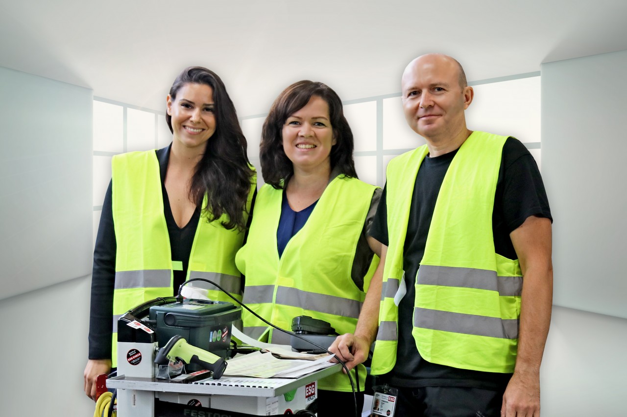 Ein Team bei der Prüfung elektrischer Betriebsmittel nach DGUV V3