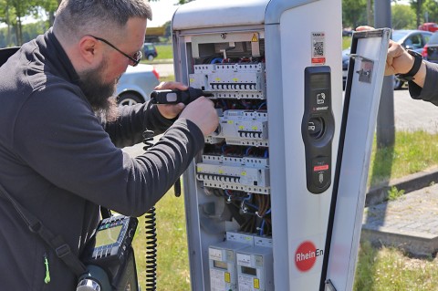 Schulung der ESG Prüftechniker: Elektroprüfung an E-Tankstelle